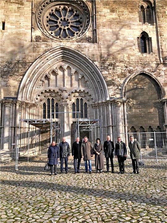 Hoher Sanierungsbedarf: Der Dom in Halberstadt muss umfassend gesichert werden. Der neu zusammengesetzte Beirat der Kulturstiftung Sachsen-Anhalt hat sich ein Bild von den Schäden am Sandstein verschafft. Foto: Kulturstiftung