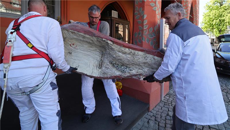 Fort von der Worth: Goslar schickt Kaiser auf Kur nach Ostharingen Hohles Kreuz: Hinten darf es bei Kaisers auch schon einmal weniger Holz sein. Chef Holger Windmann (r.) packt mit an.
