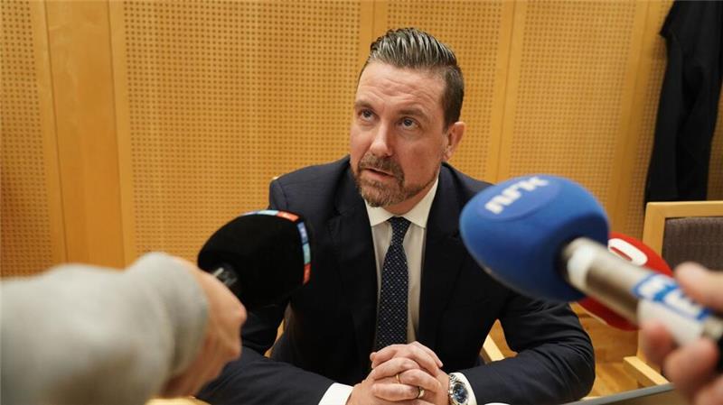 Mette-Marits Sohn Marius eine Woche lang in U-Haft Høibys Anwalt Øyvind Bratlien äußert sich vor Journalisten.