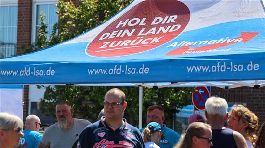 „Hol dir dein Land zurück“, steht auf dem Schirm am Stand. Auf den Straßen in Sachsen-Anhalt hat die AfD inzwischen eine Menge Land erobert.