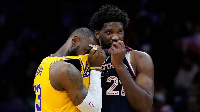 NBA-Legende James noch mal auf Titeljagd - Trump ätzt Holen sie den Titel nach Philadelphia? LeBron James (l) und Joel Embiid. (Archivbild)