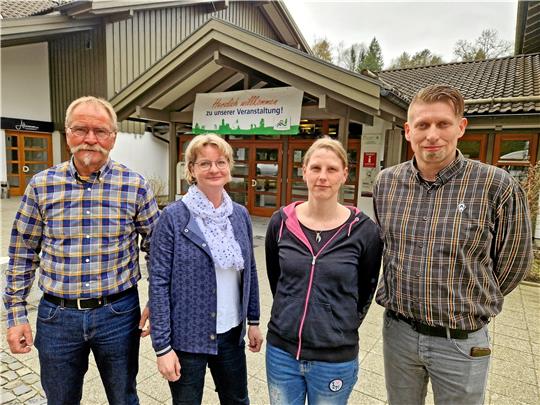 Holger Ahrens (li.) und Jörg Deparade sind die neuen Kontrolleure für den Gästebeitrag. Sie arbeiten Marion Schmidt (2.v.li.) und Carolin Grabe von der Kurbetriebsgesellschaft zu.  Foto: Knoke