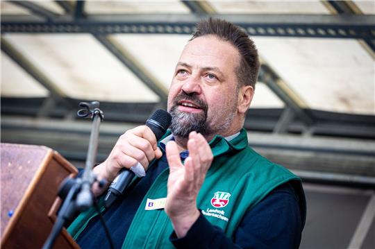 Holger Hennies, Präsident vom Landvolk Niedersachsen, spricht auf einer Kundgebung.