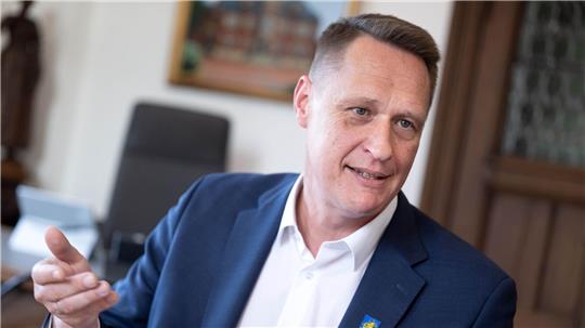 Holger Heymann, Vorsitzender des Tourismusverbandes Niedersachsen, fordert, das Deutschland-Ticket auch für die Mobilität in Urlaubsregionen langfristig zu erhalten. 