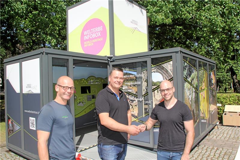 Holger Kolb, Stefan Jurisch und Maximilian Wagener bei der Schlüsselübergabe (von links) für die Infobox.  Fotos: Fricke