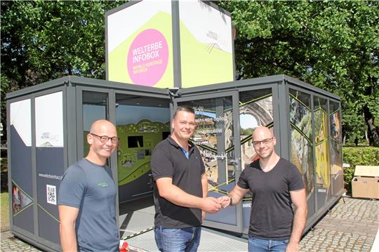 Holger Kolb, Stefan Jurisch und Maximilian Wagener bei der Schlüsselübergabe (von links) für die Infobox.  Fotos: Fricke