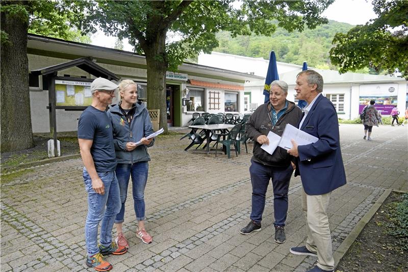 Holger Kolb und Eva-Christin Ronkainen Kolb (v.l.) und von Harz Venture und KTW-Geschäftsführer Bernd Vollrodt (r.) haben mit Heiko Rataj nun einen neuen und potenten Partner für touristische Angebote rund um den Burgberg mit im Boot, der nicht mehr nur am Bocksberg Geld investieren will .  Foto: Schlegel
