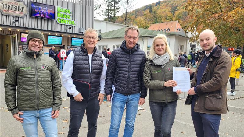 Harzburg: Geldregen für Deutschlands höchsten Abenteuerspielplatz Holger Kolb (v.l.), Bernd Vollrodt, Christian Klamt und Eva-Christin Ronkainen-Kolb freuen sich über den Förderbescheid, den Christoph Willeke stellvertretend für das Land Niedersachsen verkünden kann.