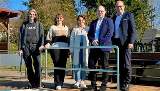 Holger Schütte (Personalratsvorsitzender Wirtschaftsbetriebe Seesen/Harz), Ariane Frintrop (Betriebsleiterin Sehusa-Wasserwelt), Sabine Hagemann (Leiterin Stadtmarketing & Tourismus) und Bürgermeister Erik Homann (v.l.) heißen den neuen Geschäftsführer der Wirtschaftsbetriebe Seesen/Harz Robert Michel (2.v.r.) herzlich willkommen.