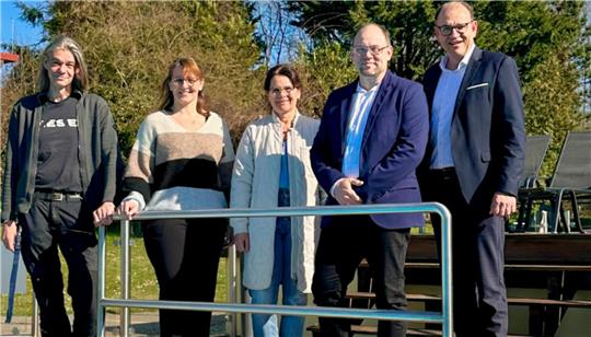 Holger Schütte (Personalratsvorsitzender Wirtschaftsbetriebe Seesen/Harz), Ariane Frintrop (Betriebsleiterin Sehusa-Wasserwelt), Sabine Hagemann (Leiterin Stadtmarketing & Tourismus) und Bürgermeister Erik Homann (v.l.) heißen den neuen Geschäftsführer der Wirtschaftsbetriebe Seesen/Harz Robert Michel (2.v.r.) herzlich willkommen.