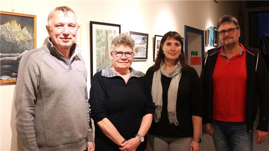 Holger Schütte (v.l.), Elisabeth May, Anika Sobania und Michael Blase halten zusammen.