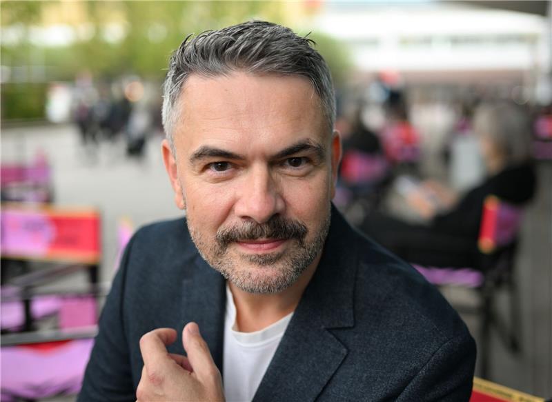 Krise oder Chance - Buchbranche diskutiert über KI Holger Volland, Autor und KI-Experte, stellt die Chancen, aber auch Risiken von KI heraus.