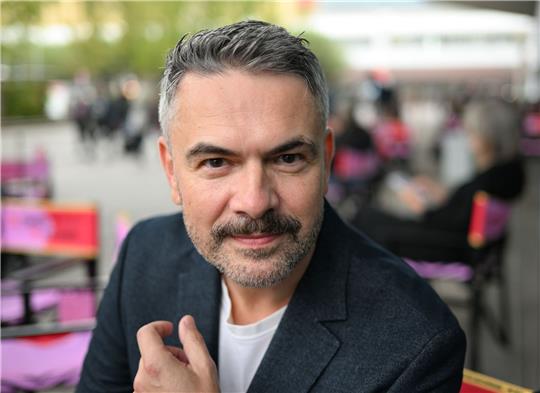 Holger Volland, Autor und KI-Experte, stellt die Chancen, aber auch Risiken von KI heraus.