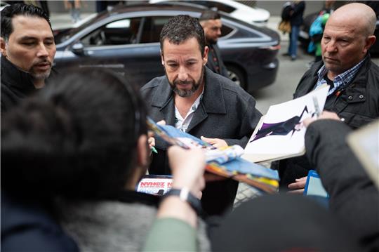 Hollywood in Berlin: Adam Sandler stellt seinen Film «Spaceman» auf der Berlinale vor.