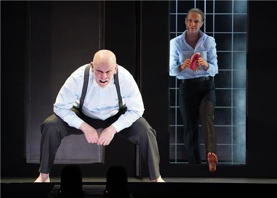 Hollywoodstar John Malkovich zusammen mit der litauischen Schauspielerin Ingeborga Dapkunaite im Theaterstück «In the Solitude of Cotton Fields» im Thalia Theater.