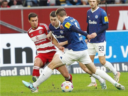 Holstein Kiel (blaue Trikots) nimmt drei Punkte aus Düsseldorf mit.