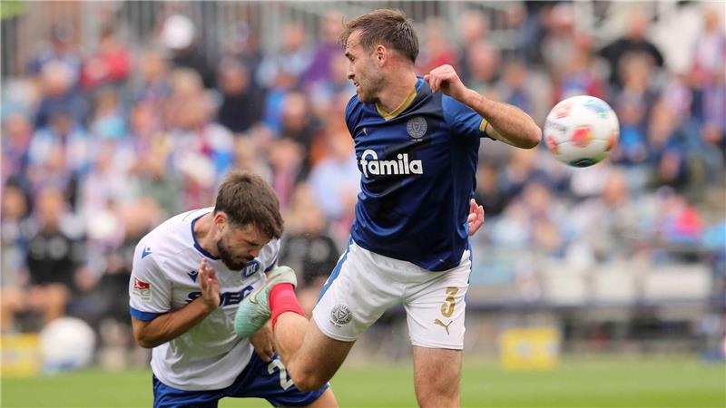Holstein Kiel stoppt Karlsruher SC mit 3:0 Holstein Kiel blieb gegen den KSC obenauf