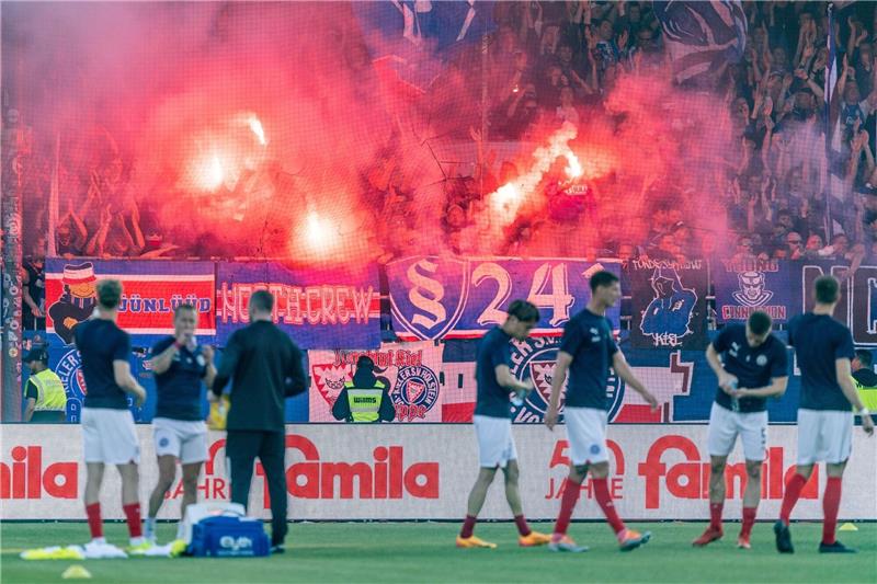 Holstein Kiel steigt in die Fußball-Bundesliga auf Holstein Kiel feiert den ersten Bundesliga-Aufstieg der Vereinsgeschichte.
