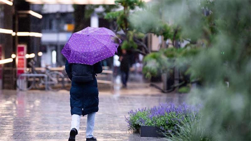 Holt die Regenschirme raus - das Wetter in Niedersachsen und Bremen zeigt sich von seiner nassen Seite. (Archivbild)