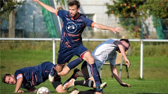 Holterdiepolter in Hahndorf: Felix Kappei, Spielertrainer der SG Ildehausen/Kirchberg, profitiert vom Zweikampf zwischen seinem Mitspieler Daniel Tantzen und SVH-Akteur Lukas Dinter.