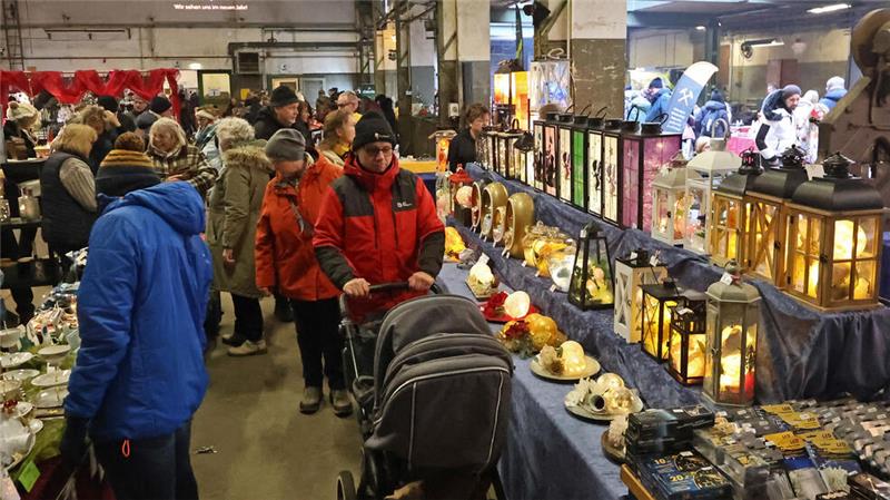 Rund 11.000 Besucher beim weihnachtlichen Rammelsberg Holz, Keramik, Stoff: Die Besucher können an jeder Ecke Dekorationen oder Weihnachtsgeschenke erwerben.