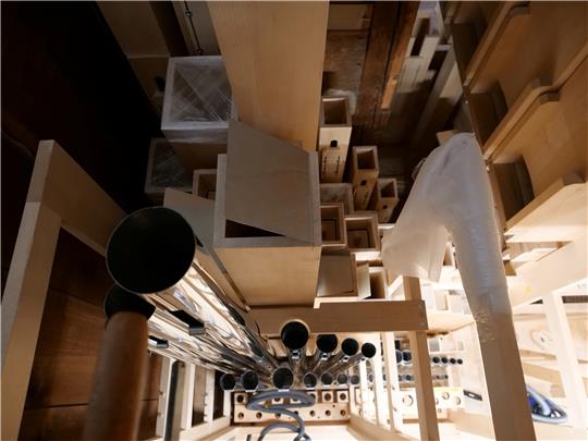 Holz- und Metallpfeifen gehören zur neuen Orgel aus der Luzerner Werkstatt Goll. Bald schon wird Kantor Arno Janssen sie spielen. Fotos: Potthast