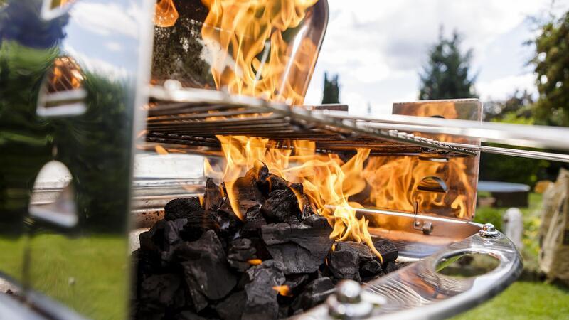 Überblick: Wie Sie gutes Grillfleisch finden Holzkohle, Grillzange, Anzünder, Fleisch - an alles gedacht?