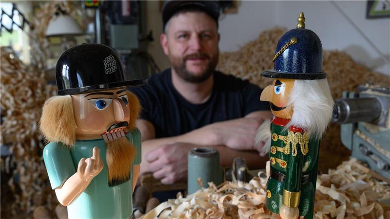 Stinkefinger-Nussknacker kämpft gegen Billig-Kopien Holzspielzeugmacher Markus Füchtner erweckt in seiner Werkstatt in Seiffen erzgebirgische Nussknacker in Handarbeit zum Leben. Er ärgert sich über Billigkopien aus Fernost im Handel.