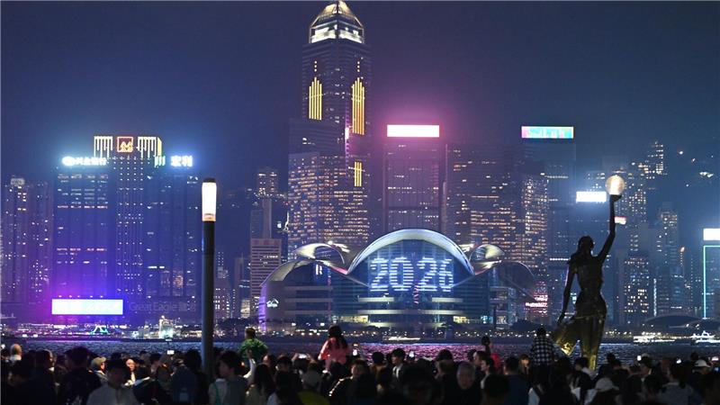 Hongkong: Besucher warten am Victoria-Hafen in Tsim Sha Tsui auf den Silvester-Countdown
