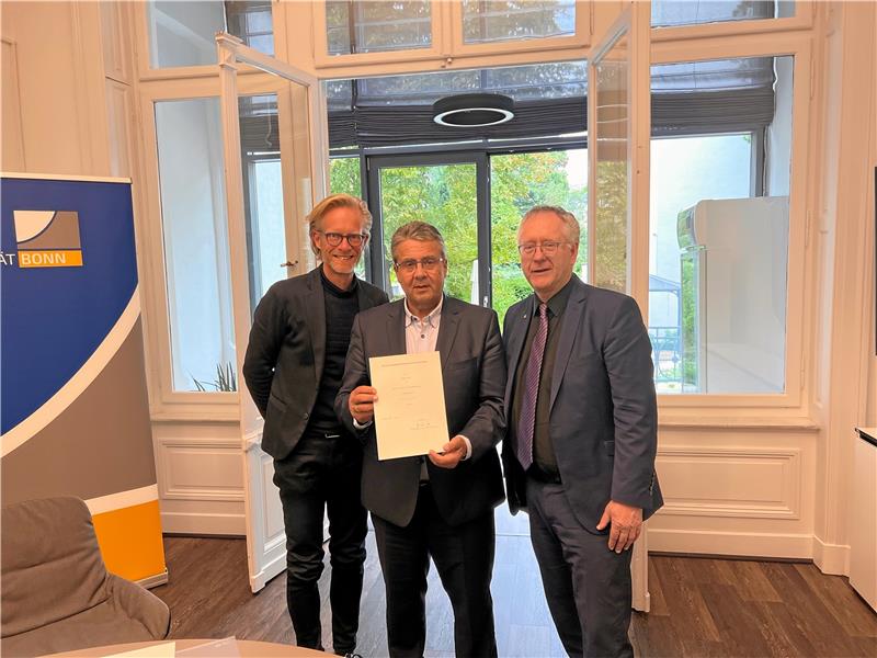 Sigmar Gabriel ist jetzt Professor Honorarprofessor Sigmar Gabriel: Professor Dr. Volker Kronenberg (li.) und Professor Dr. Michael Hoch (re.) nehmen den Goslarer im Bonner Lehrpersonal auf. Foto: Privat