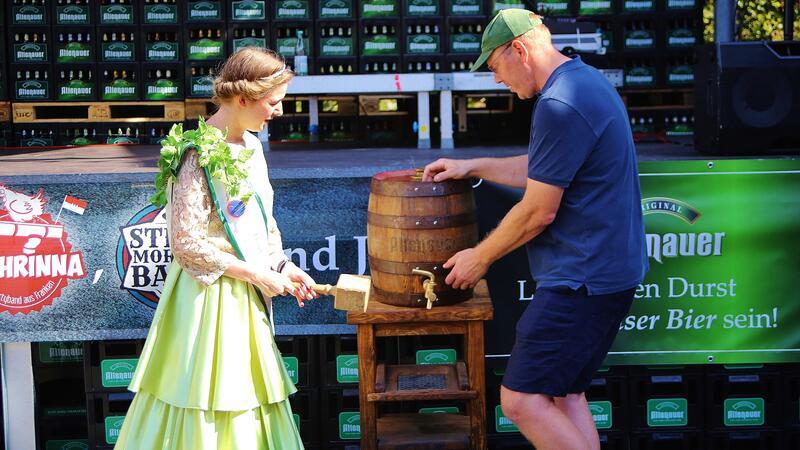 Hopfenkönigin Merle die Erste und Braumeister Joachim Kilian zapfen das neue Helle an.