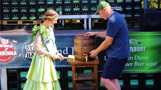 Hopfenkönigin Merle die Erste und Braumeister Joachim Kilian zapfen das neue Helle an.