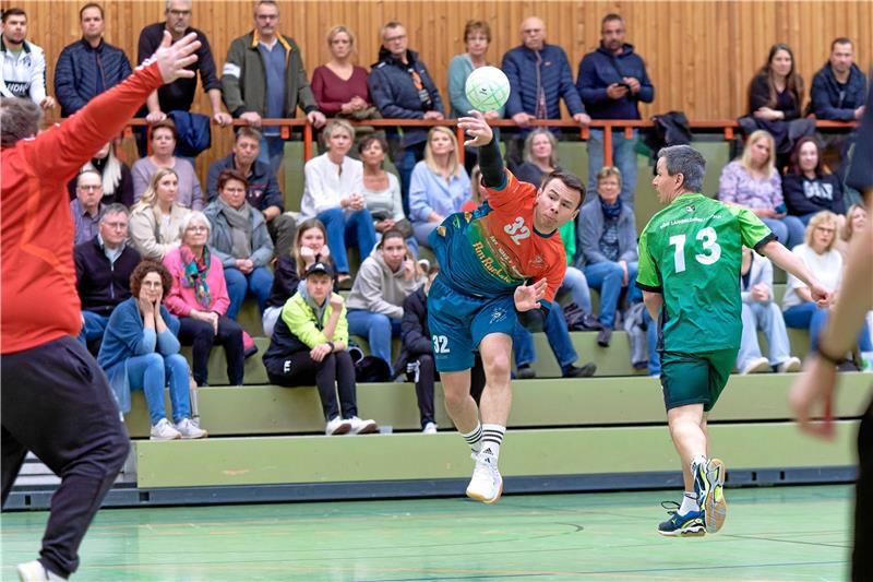 Hornburg ist Meister, Liebenburg-Salzgitter steigt ab Hornburgs Fabian Gnade, der deutlich mehr als vier Treffer hätten erzielen können, entwischt Martin Krüger von der HSG Langelsheim/Astfeld. Foto: Drechsler
