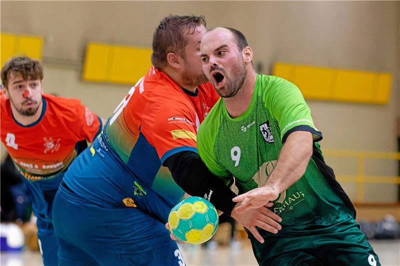 Hornburgs Spielertrainer Philipp Grünke fährt seinen rechten Arm gegen Langelsheims Niklas Ermrich aus. Im Hintergrund der mit zehn Treffern beste Torschütze der Gastgeber Nigel Gille. Foto: Drechsler