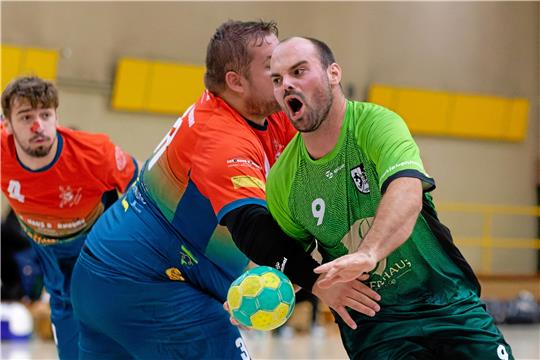 Hornburgs Spielertrainer Philipp Grünke fährt seinen rechten Arm gegen Langelsheims Niklas Ermrich aus. Im Hintergrund der mit zehn Treffern beste Torschütze der Gastgeber Nigel Gille. Foto: Drechsler