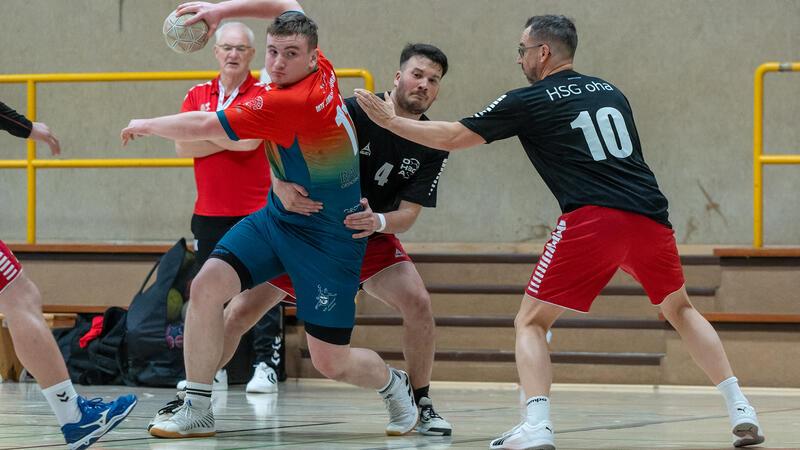 Langelsheim-Damen trumpfen auf Hornburgs achtfacher Torschütze Lennox Heilmann zieht trotz der innigen Umarmung von Oha-Spieler Jannis Püschel ab. Der MTV macht gegen die Südharzer schon vor der Pause alles klar.