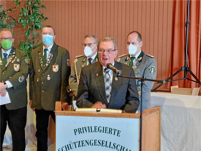 Horst Brennecke bekommt die Silberne Präsidentennadel des NSSV.