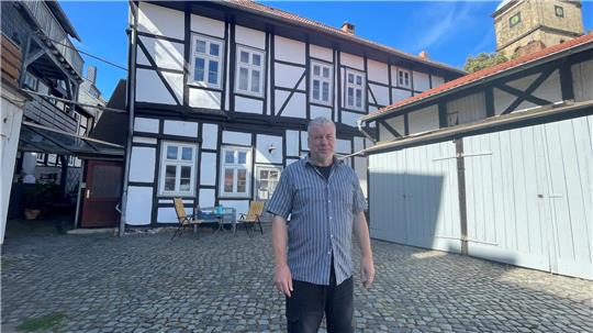 Horst Dieter Wilmes in der Kornstraße: Er hat die denkmalgeschützte alte Schmiede zum Wohnen saniert.