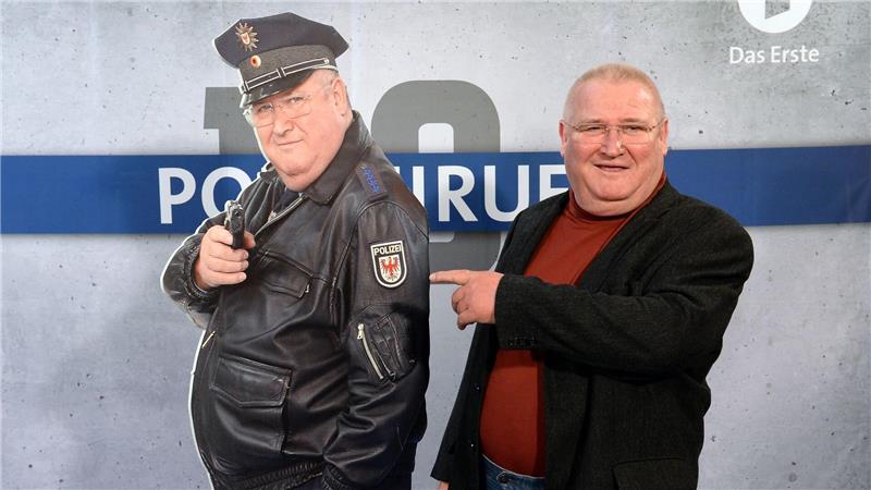 Der ewige Dorfpolizist - Horst Krause ist tot Horst Krause posiert neben Horst Krause.