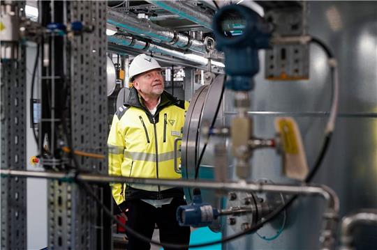 Horst Kreuter von der Vulcan Energie Ressourcen GmbH steht in einer Lithiumextraktionsoptimierungsanlage.