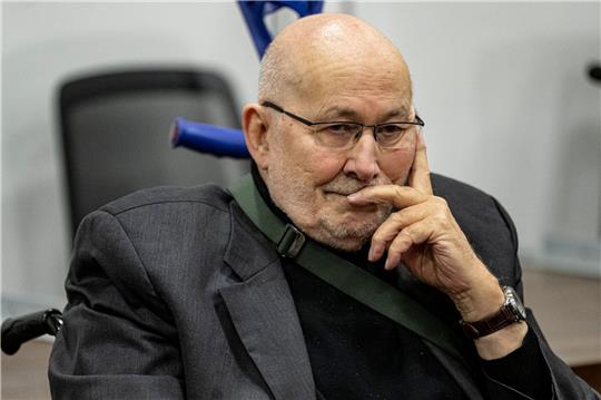 Horst Mahler, ehemaliger NPD-Anwalt, kommt zum seinem Prozess wegen Volksverhetzung und Leugnung des Holocaust in den Gerichtssaal.