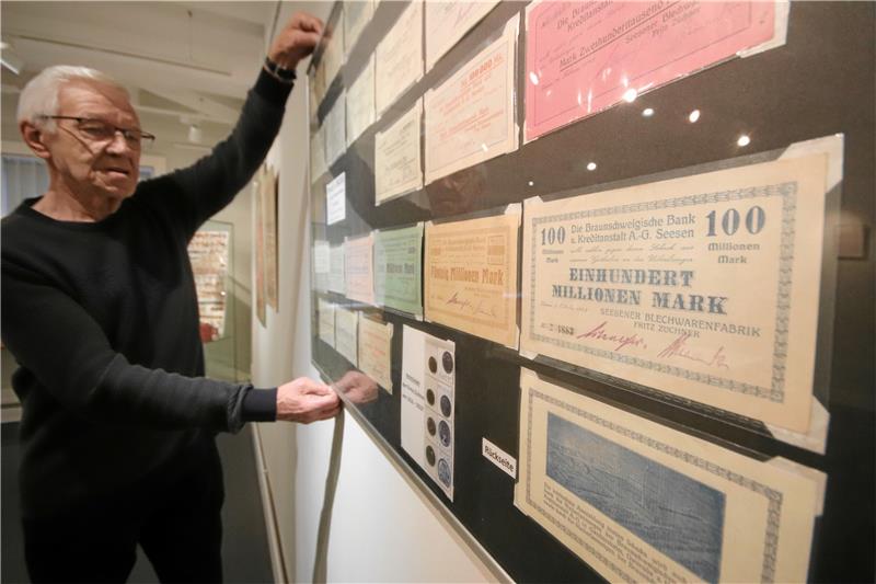 Seesener Heimatgeschichte auf der Banknote Horst Schiller legt letzte Hand an der Ausstellung an. Einer seiner Sammelschwerpunkte ist das Seesener Notgeld, das die Konservenfabriken einst ausgegeben hatten. Foto: Gereke