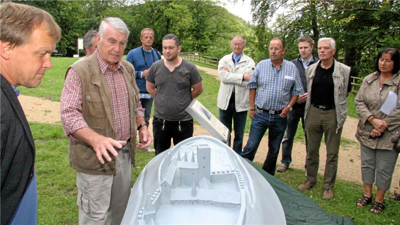 Was sagt ein Burgberg-Experte zu den millionenschwerer Turmplänen? Horst Woick (2.v.l.) in seinem Element: 2014 enthüllt er auf dem Burgberg testweise das Plastikmodell der Harzburg, das später gegen ein aus Eisen gegossenes ersetzt wird.