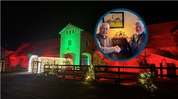 Horst Woick (l.) und Dirk Junicke vom Förderverein Historischer Burgberg vor dem Schwibbogen-Unikat, das nun einen neuen Besitzer sucht.