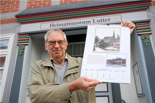Horst Züchner, bald im 24. Jahr Vorsitzender des Museums- und Kulturvereins, präsentiert vor der Einrichtung in Lutter den neuen Kalender mit historischen Ansichten des Dorfes. Der April zeigt eine alte Ansicht des heutigen Marktplatzes.  Foto: Gereke