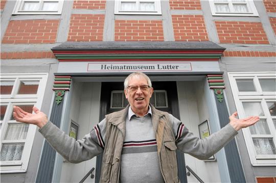 Horst Züchner vor dem Lutteraner Heimatmuseum: Seit 25 Jahren steht er an der Spitze des Vereins. „Ich bin stolz auf das, was wir erschaffen haben“, sagt er. Foto: Gereke