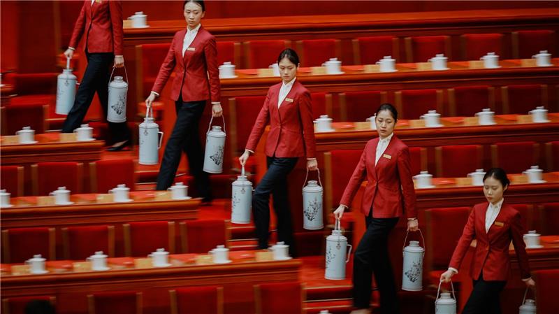 Hostessen bereiten Tee für die Delegierten vor der Abschlusszeremonie der Politischen Konsultativkonferenz des Chinesischen Volkes (CPPCC) in der Großen Halle des Volkes vor.