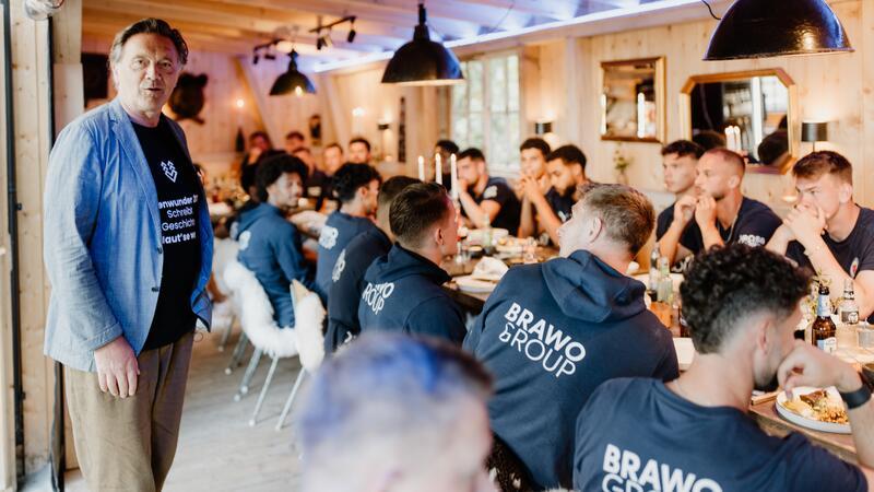 Hotelchef Meik Lindberg (links) in „The Hearts Hotel“ mit den Profifußballern von Eintracht Braunschweig.