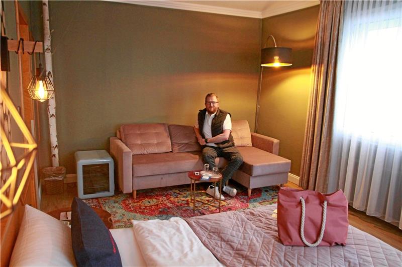 Hoteldirektor Marcel Mundt in einem der bereits modernisierten Turm-Zimmer (oben). Auch die Lobby ist fertig (kl. Bild rechts). Derzeit wird der Altbau kernsaniert. Fotos: Potthast
