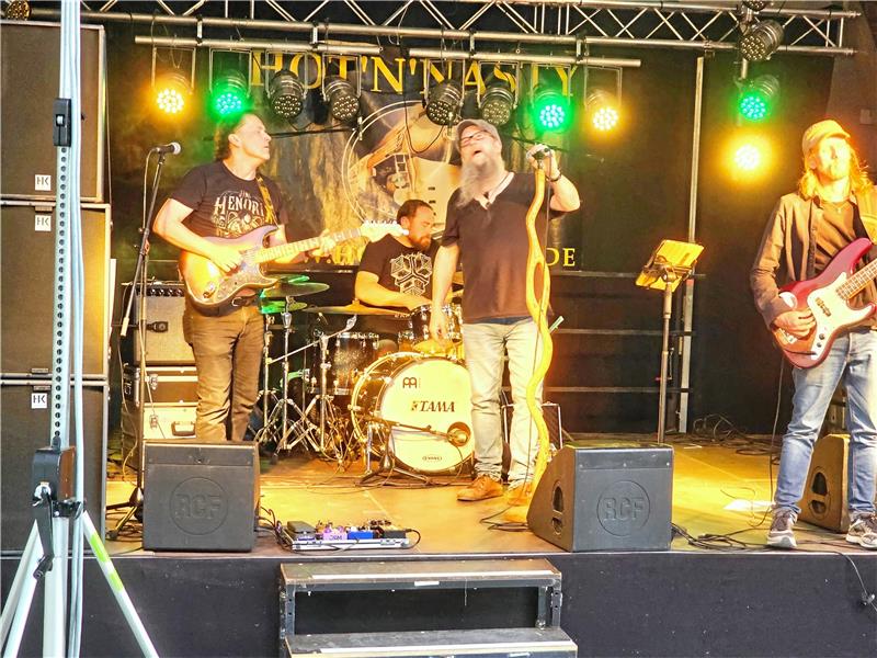 Open-Air-Stimmung rund um den Kaiser-Wilhelm-Schacht „Hot’n’Nasty“ gilt als eine der besten Blues-Band in Deutschland. Foto: Weiss